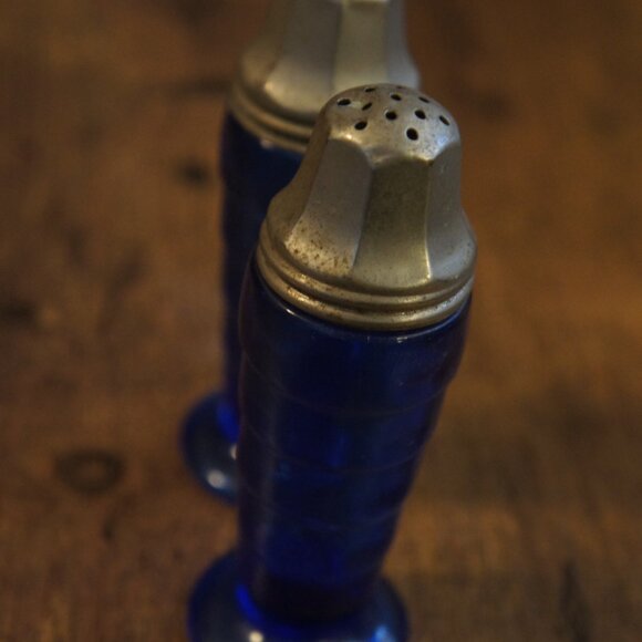 VINTAGE! Blue glass with metal tops salt and pepper shaker set - Picture 2 of 3